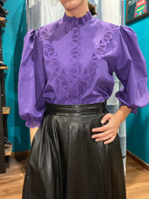Carica l'immagine nel visualizzatore di Gallery, Camicia viola con ricami
