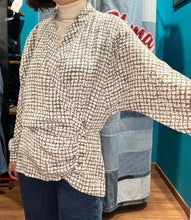 Carica l'immagine nel visualizzatore di Gallery, Camicia in seta con chiusura a portafoglio
