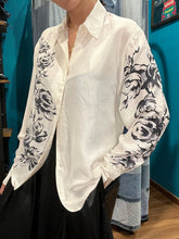 Carica l'immagine nel visualizzatore di Gallery, Camicia in seta con fantasia a rose blu
