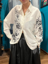 Carica l'immagine nel visualizzatore di Gallery, Camicia in seta con fantasia a rose blu
