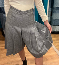 Carica l'immagine nel visualizzatore di Gallery, Gonna pantalone grigio in lana
