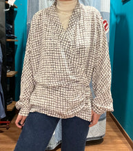 Carica l'immagine nel visualizzatore di Gallery, Camicia in seta con chiusura a portafoglio
