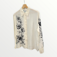 Carica l'immagine nel visualizzatore di Gallery, Camicia in seta con fantasia a rose blu
