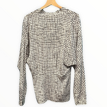 Carica l'immagine nel visualizzatore di Gallery, Camicia in seta con chiusura a portafoglio
