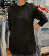 Carica l'immagine nel visualizzatore di Gallery, Maglione nero in misto lana di agnello
