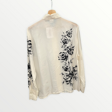 Carica l'immagine nel visualizzatore di Gallery, Camicia in seta con fantasia a rose blu
