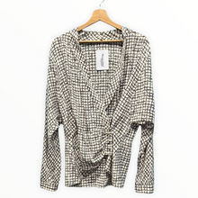 Carica l'immagine nel visualizzatore di Gallery, Camicia in seta con chiusura a portafoglio
