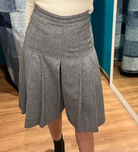 Carica l'immagine nel visualizzatore di Gallery, Gonna pantalone grigio in lana
