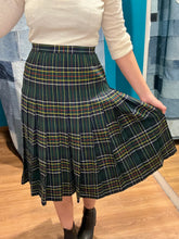 Carica l'immagine nel visualizzatore di Gallery, Gonna con fantasia tartan in lana
