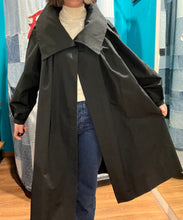 Carica l'immagine nel visualizzatore di Gallery, Trench sartoriale leggero in lana e seta
