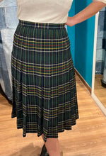 Carica l'immagine nel visualizzatore di Gallery, Gonna con fantasia tartan in lana
