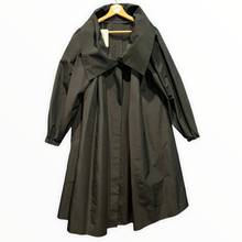 Carica l'immagine nel visualizzatore di Gallery, Trench sartoriale leggero in lana e seta
