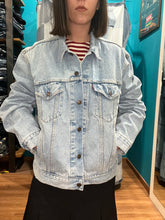 Carica l'immagine nel visualizzatore di Gallery, Levi’s tucker lavaggio chiaro
