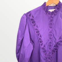 Carica l'immagine nel visualizzatore di Gallery, Camicia viola con ricami
